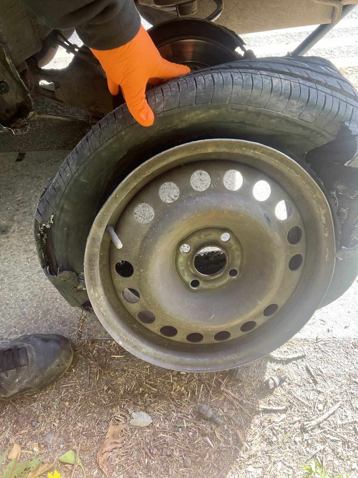 Emergency tyre work in Coulsdon